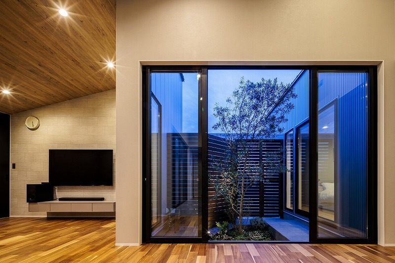 リビング　-LIVING-